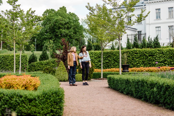 Two women visiting Jonsereds Gardens