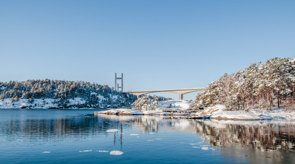 Vinter och snö på Stenungsön med Tjörnbron i bakgrunden