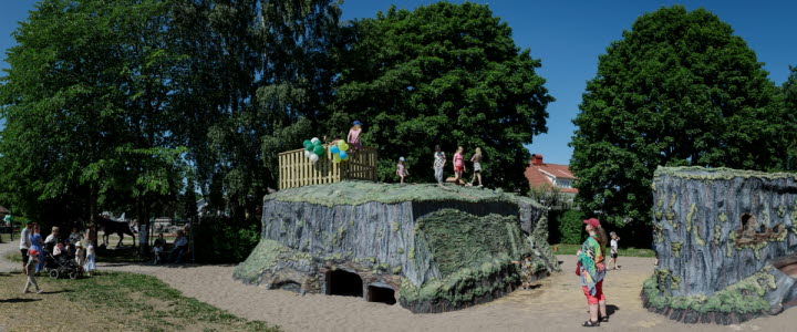 Barn leker i lilla Bergaparken i Grästorp
