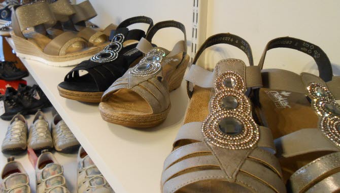 Flera skor på en butikshylla.