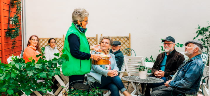 Grupp av människor som sitter på en uteservering.