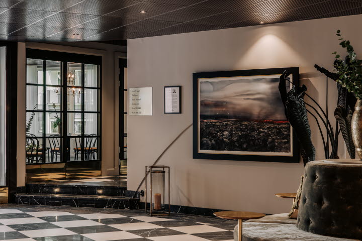 Hotellobbyn på Skara Stadshotell med ett konstverk av Lars Lerin
