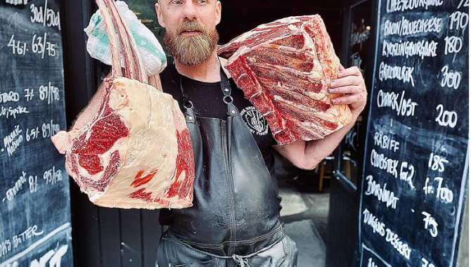 jernbruket, man som håller i kött