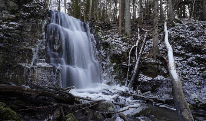 Ett vattenfall i vinterskrud