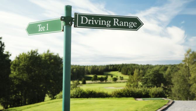 Sign to the driving range at Mjölkeröds Golf Club.