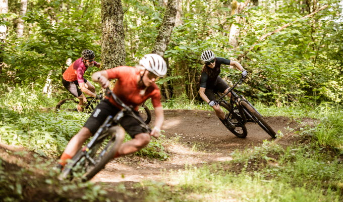 Grupp av människor som cyklar MTB på Billingen.