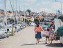 Barnfamilj promenerar ute på Torskholmen, Strömstads fiskehamn. 