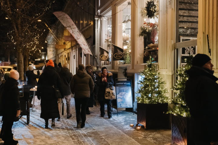 Vinterkväll och människor julshoppar
