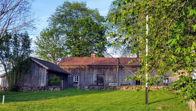 Vy över Storegården, en gammalt trähus i Suntak.