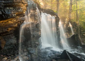 En närbild på ett vattenfall.