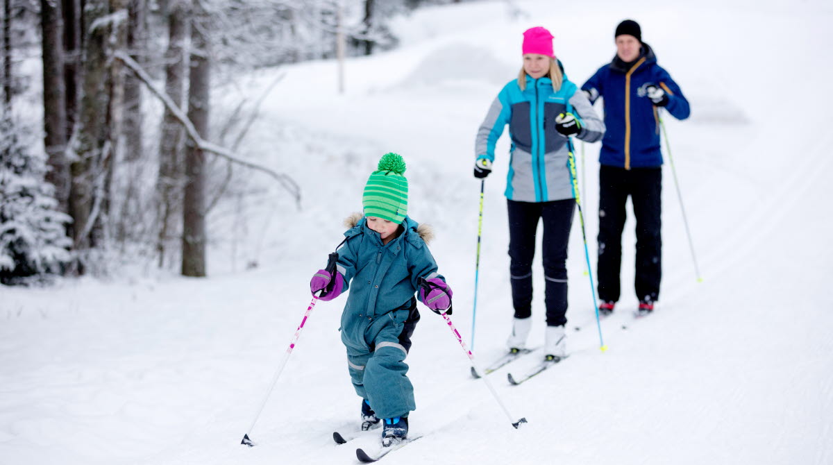 Family with children who cross-country ski in the ski track at Billingen.