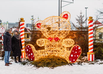 upplyst nallybjörn utomhus