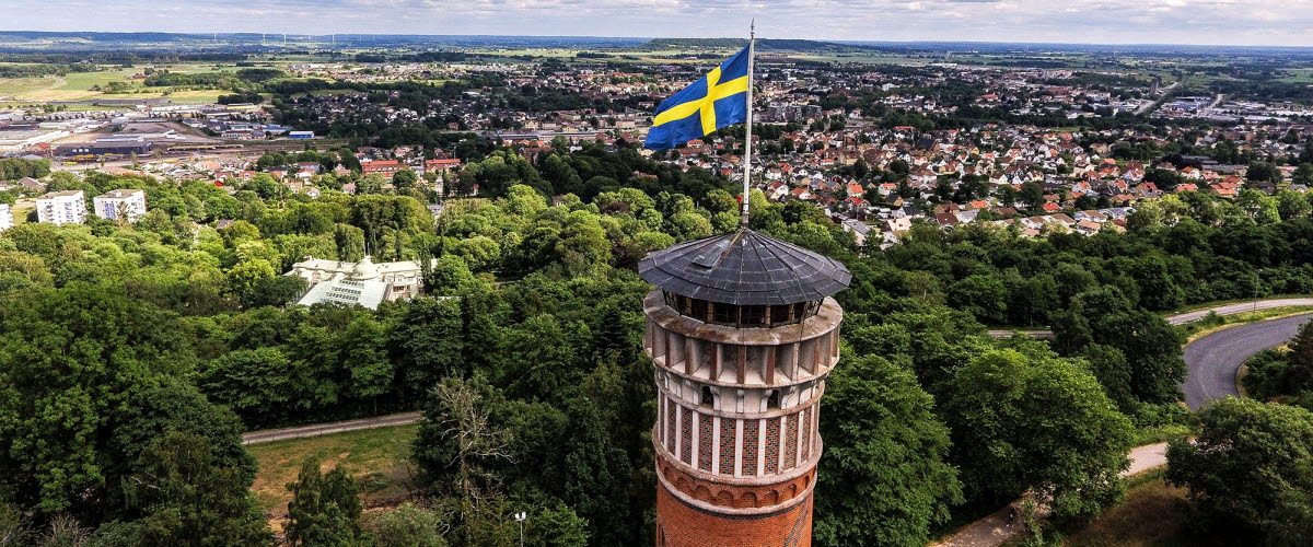 Utsiktstornet på Mösseberg med Falköping i bakgrunden. 