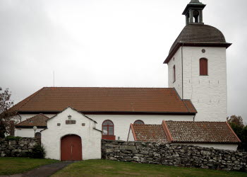 En bild på en gammal kyrka en molning dag