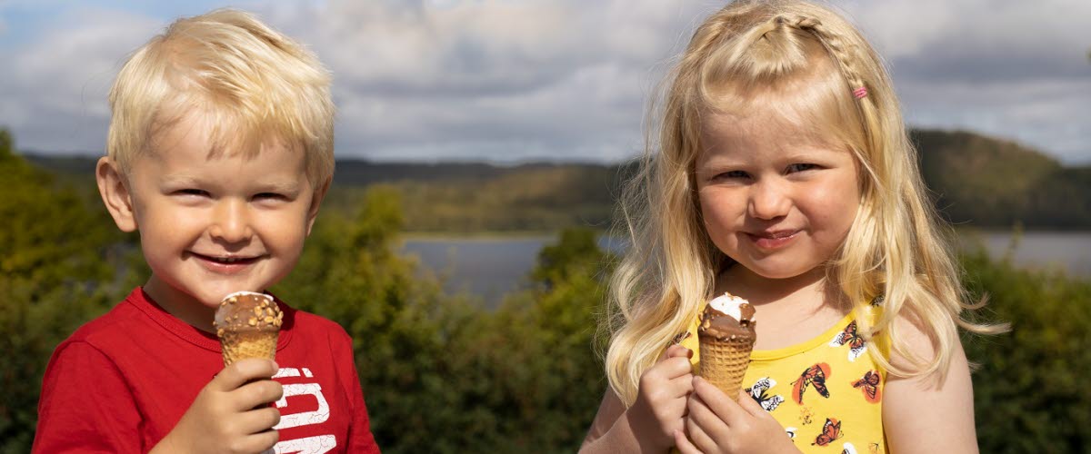 Två små barn äter glass