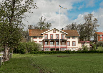 En bild på en vacker förläggargård.