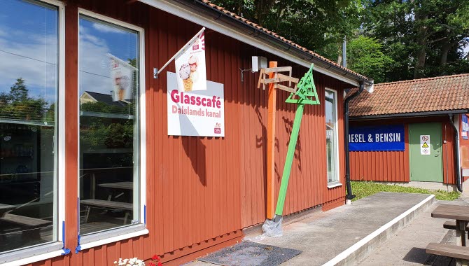 Slussvaktarstuga med café vid Köpmannebro slusstation.