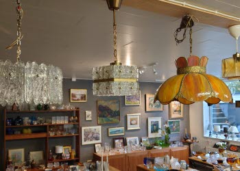 Under Mark Vintage. Rum fyllt med möbler, lampor och inredning