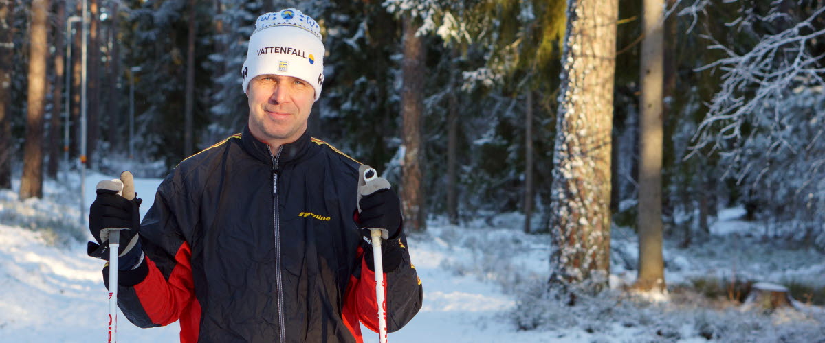 En man åker längdskidor i spåren i Rankås