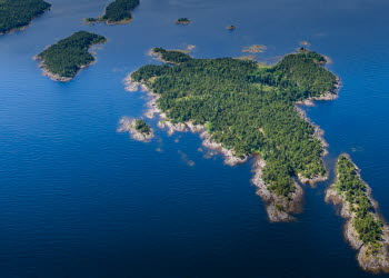 Flygfoto på skärgårdsöar i Vänern.