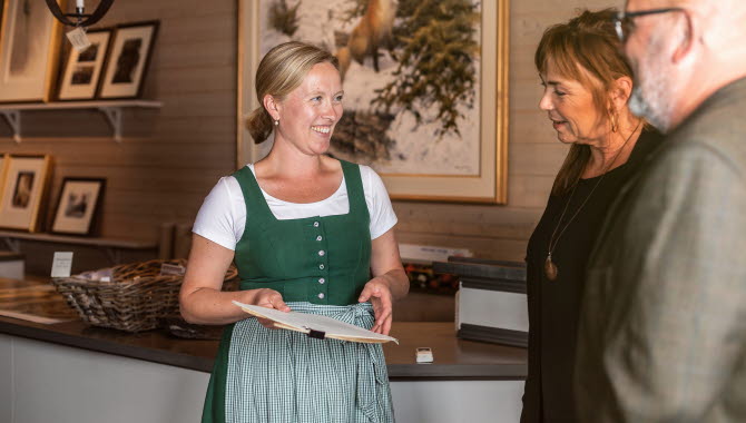 Kvinna välkomna ett par till Löfwings.