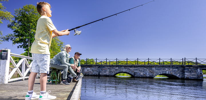 Sävelången pojke som fiska vid Nääs bro.