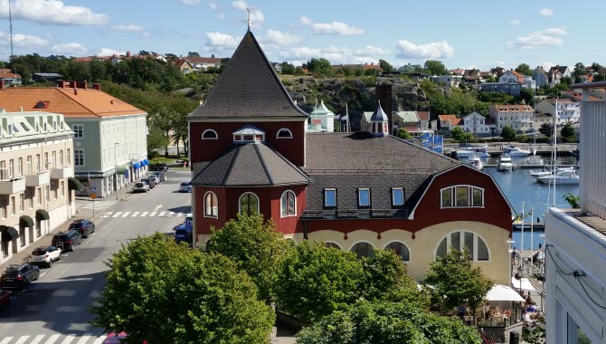 Strömstad badanstalt, en stor byggnad med röd och gulmålad fasad och torn