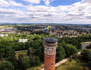 Utsiktstornet på Mösseberg med Falköping i bakgrunden. 