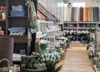 En bild på butiksinredning och textilsortiment i en tygaffär