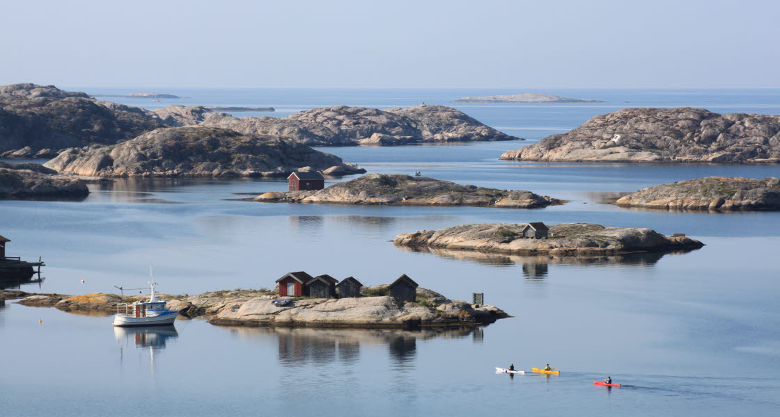 Skärgårdsidyllen med kajakpaddlare från drönarperspektiv