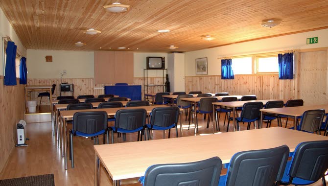 Ett konferensrum med stolar och bord uppställda i Falkängens konferens.