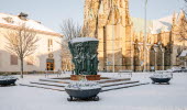 Stortorget med Krönikebrunnen i centrala Skara