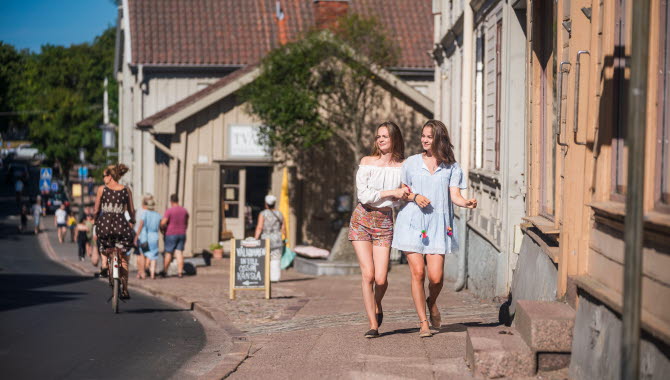 Två flickor längs Hamngatan i Hjo.