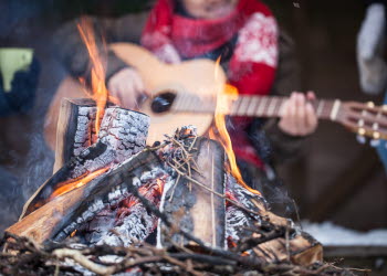grillplats med en gitarrspelande person i bakgrunden