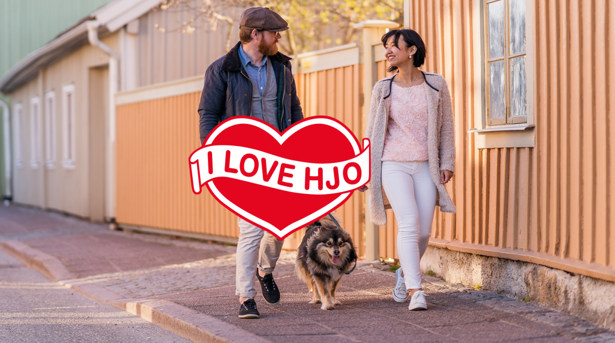 Couple with dog strolling in Hjo. 