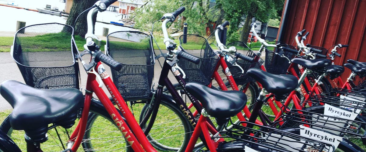 En rad med röda cyklar