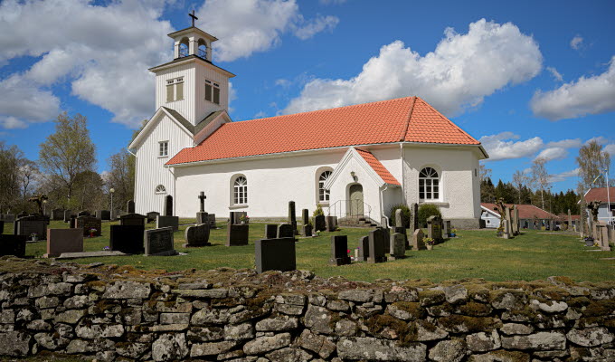 En kyrka mot en blå himmel.