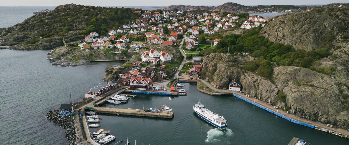 Boat and harbour at Gunnars båtturer. 