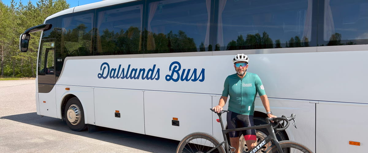 Crister på busstur med cykel.