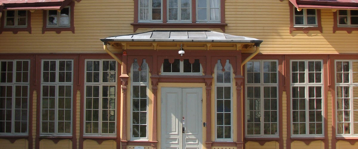 Exteriör av entrésidan till det historiska slöjdlärarseminariet på Nääs. Slöjdskolan var aktiv 1872-1966 och än idag för kortare kurser inom området.
