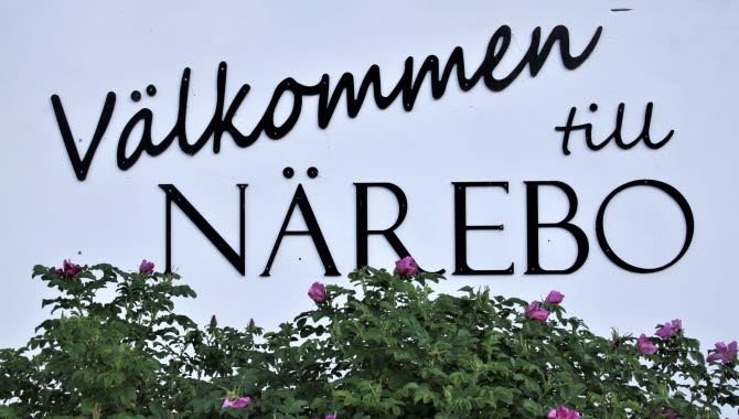 Skylt där det står välkommen till Närebo.