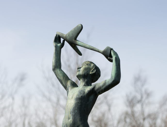Statyn Unga vingar av David Wretling