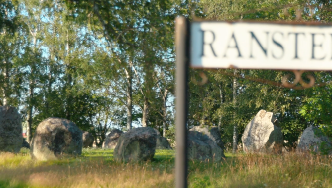 Askeberga stenar omgivna av grönska.