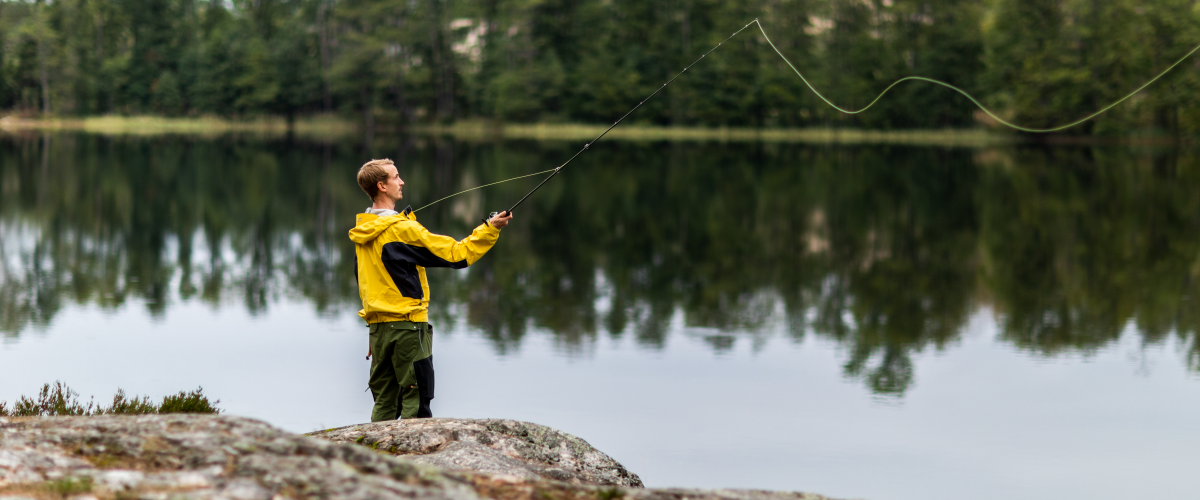 Man som fiskar vid en sjö i Dalsland