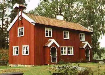 Mariebergsparken. Bild på gammalt rött hus med vita knutar.