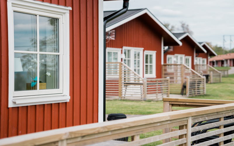 Röda stugor på en rad.