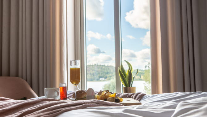 Frukost på sängen hos Hotell Bogesund i Ulricehamn.
