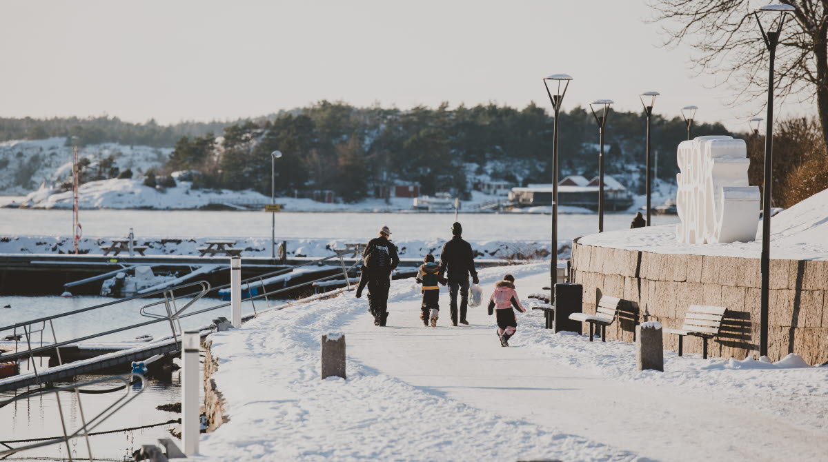 A family walks in wintry Strömstad