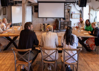 En grupp människor sitter vid ett konferensbord.