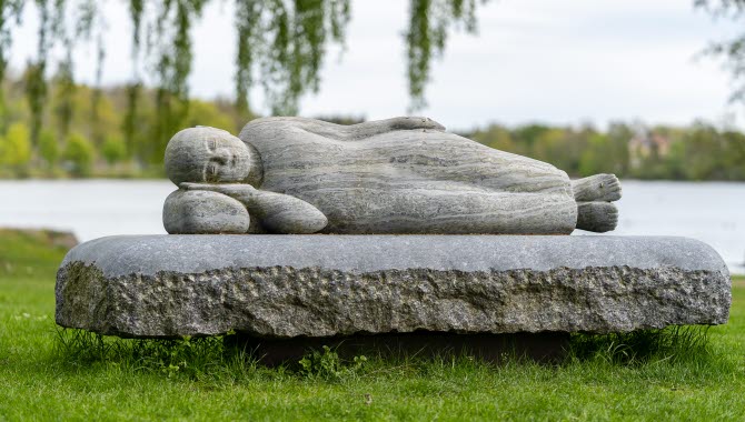 The sculpture På väg in Trollhättan